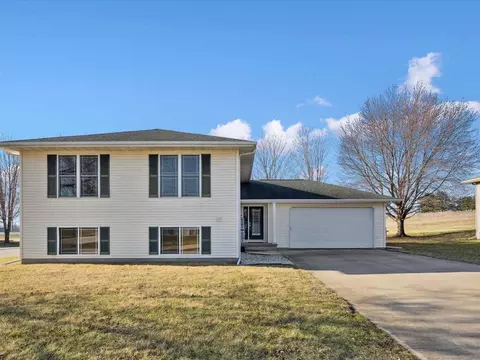 6 Bradley Ct, Central City, IA 52214