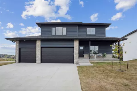 1195 Berkshire Ln, North Liberty, IA 52317