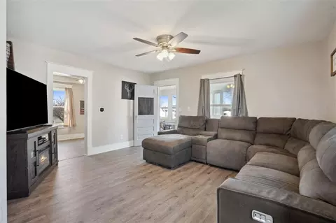 910 S 8th Ave, Vinton, IA 52349 photo 4