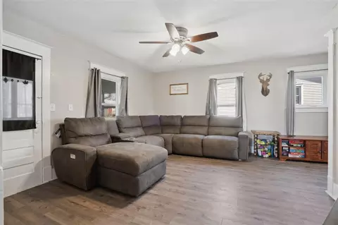 910 S 8th Ave, Vinton, IA 52349 photo 6