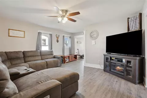 910 S 8th Ave, Vinton, IA 52349 photo 5