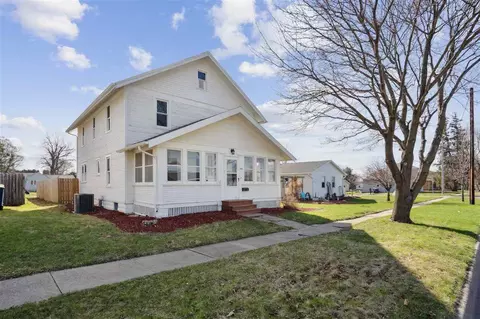 910 S 8th Ave, Vinton, IA 52349 photo 2