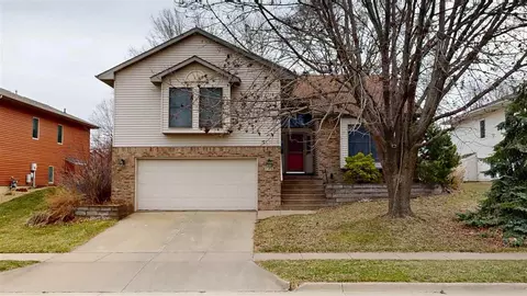 746 Pepper Dr, Iowa City, IA 52240