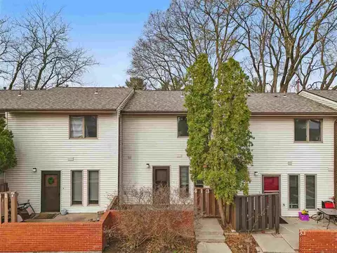 413 Samoa Dr, Iowa City, IA 52246