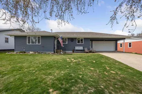 912 Van Dr, Williamsburg, IA 52361