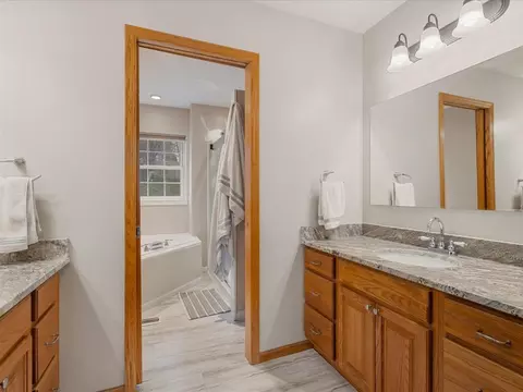 Bath - 1635 Ranmar Dr, Ely, IA 52227 photo 3 of 5