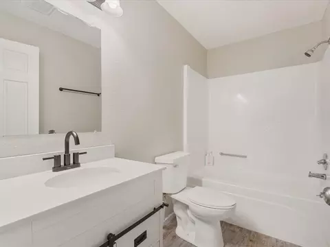 Bath - 1635 Ranmar Dr, Ely, IA 52227 photo 2 of 5