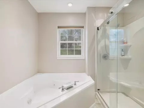 Bath - 1635 Ranmar Dr, Ely, IA 52227 photo 4 of 5