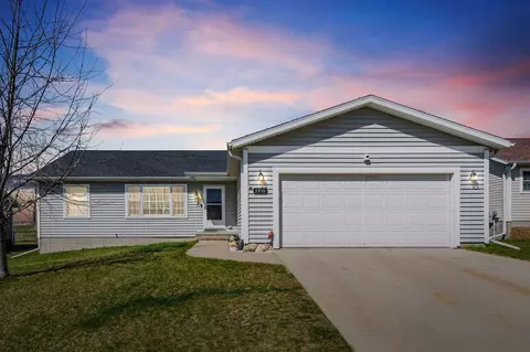 5910 York Ave, Marion, IA 52302