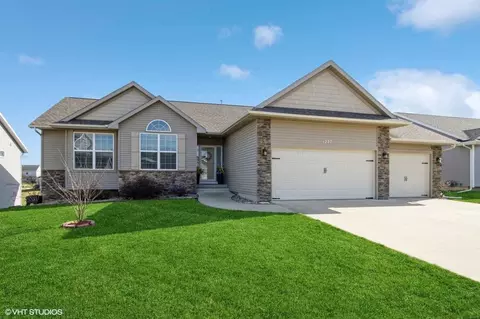 1227 NE Petrus Dr, Cedar Rapids, IA 52402