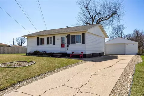 4965 Kesler Rd NW, Cedar Rapids, IA 52405