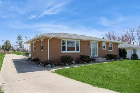 2027 SW Hughes Dr, Cedar Rapids, IA 52404