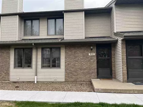910 W Side Dr, Iowacity, IA 52246