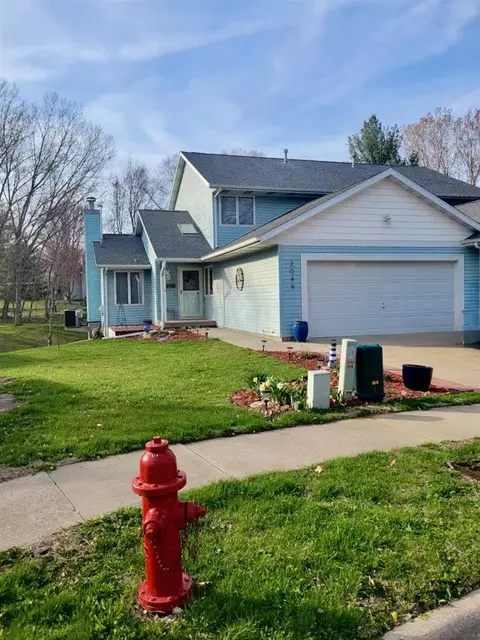 2049 Little Creek Ln, Iowa City, IA 52246