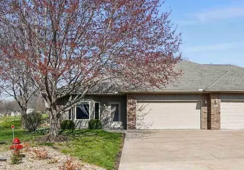 980 Applewood Ct, Coralville, IA 52241