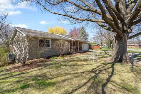 1 Crestwood Cir, Iowa City, IA 52245