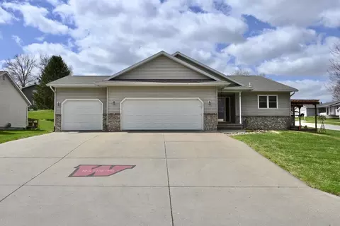 211 Tracy Ln, Williamsburg, IA 52361