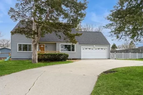 704 Holiday Rd, Coralville, IA 52241