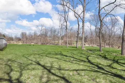 Exterior - 4117 NE Riverview Rd NE, Cedar Rapids, IA 52411 photo 6 of 11