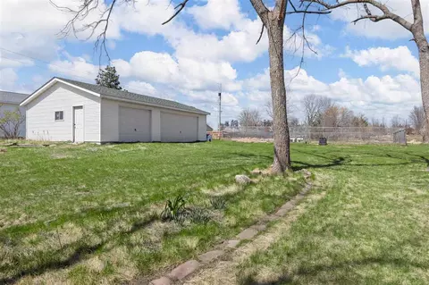 Exterior - 4117 NE Riverview Rd NE, Cedar Rapids, IA 52411 photo 5 of 11