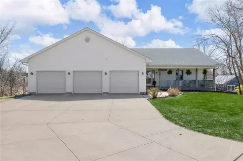 Exterior - 4117 NE Riverview Rd NE, Cedar Rapids, IA 52411 photo 2 of 11