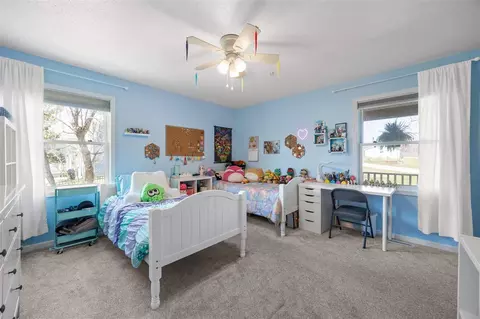 Bedroom - 4117 NE Riverview Rd NE, Cedar Rapids, IA 52411 photo 4 of 4
