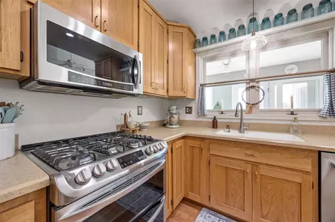 Kitchen - 4117 NE Riverview Rd NE, Cedar Rapids, IA 52411 photo 5 of 6