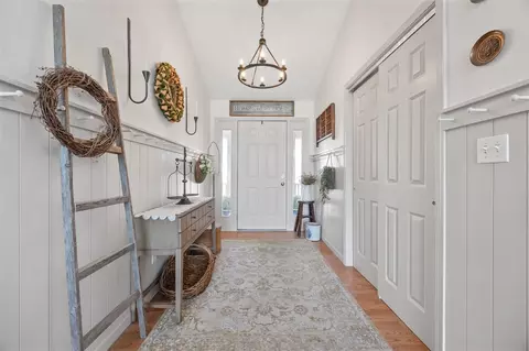 Entry Way - 4117 NE Riverview Rd NE, Cedar Rapids, IA 52411 photo 1 of 4
