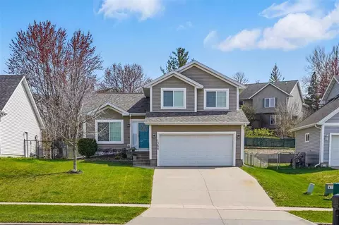 1388 Woolridge Dr, Coralville, IA 52241