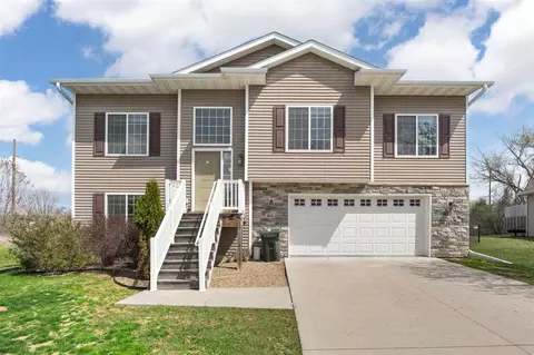 1041 Manitou Trl, Iowa City, IA 52245