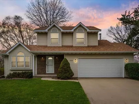 2054 Lynncrest Dr, Coralville, IA 52241
