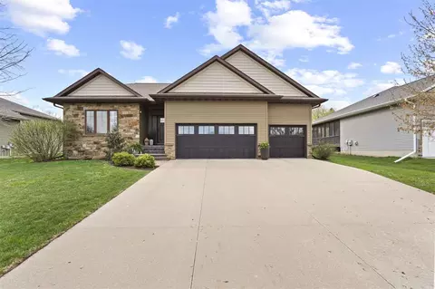 2982 High Bluff Dr, Coralville, IA 52241