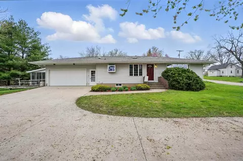 140 N Knisel St, Riverside, IA 52327