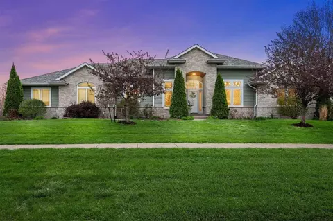 2809 Sunset Dr, Swisher, IA 52338