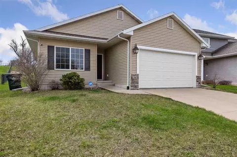 2163 Sugar Creek Dr, Cedar Rapids, IA 52405
