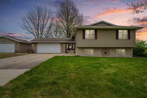 3167 NE Ravenwood Dr, Solon, IA 52333