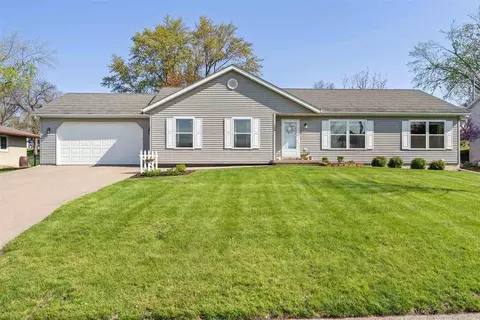 108 Fairview Dr, Wellman, IA 52356