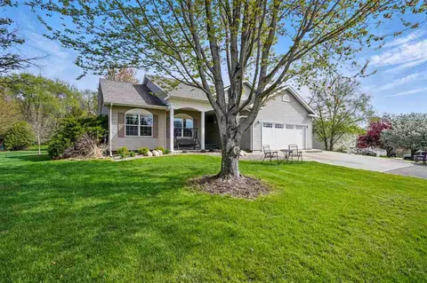 2480 Robbins Ct, Washington, IA 52353