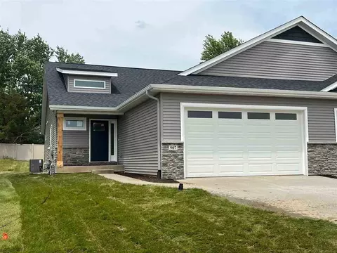 907 Prairie View Dr, West Branch, IA 52358