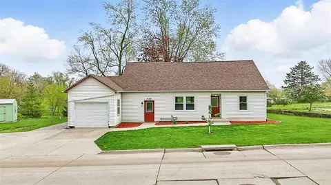 920 Circle Dr, Wellman, IA 52356
