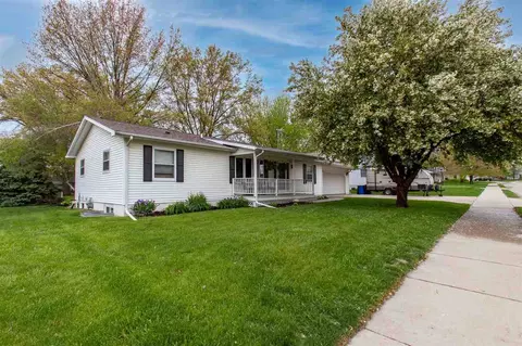 805 10th St, Kalona, IA 52247