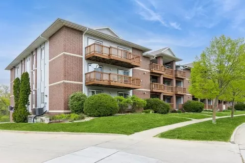 522 W Side Dr, Iowacity, IA 52246