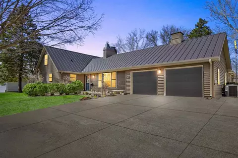 302 Highland Dr, Iowa City, IA 52246