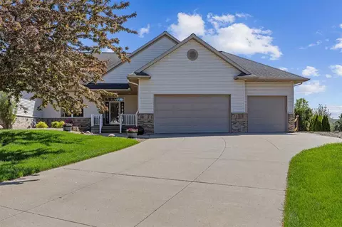 607 Hillview Dr, Fairfax, IA 52228