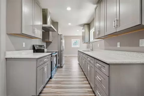 905 W 11th St, Waterloo, IA 50702