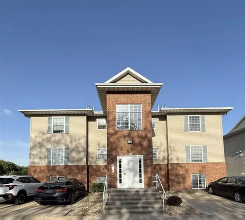 10 Cherry Ct, North Liberty, IA 52317