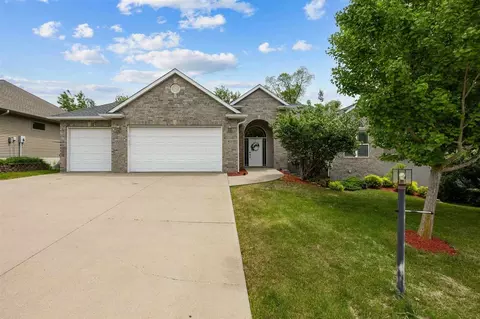 923 Forest Edge Cir, Coralville, IA 52241