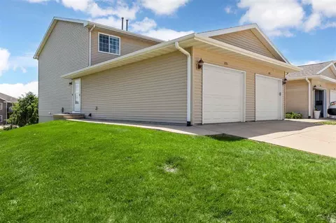3733 Stoney Point Rd SW, Cedar Rapids, IA 52404