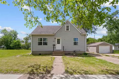 1664 8th St NW, Cedar Rapids, IA 52405