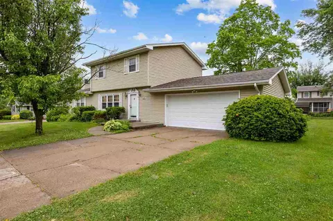 1220 Northwood Ln, Muscatine, IA 52761